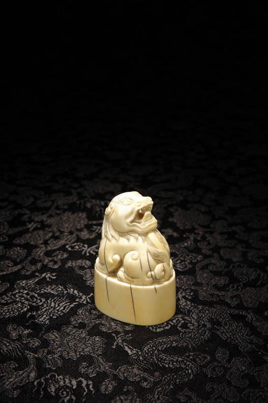 竖图,彩色,室内,白天,静物,玉,雕塑,北京,中国,风俗,艺术,装饰,雕刻,雕像,图片,办公用品,艺术品,古典,文化,文物,传统,文具,工艺品,精神,摄影,古董,纪念,印章,办公设备,文具用品,美术,图章,珍贵,黑背景,古物,文明,中国文化,主题,珍藏,签署,精美,陈列,古玩,功能,美学,文化工具,牙雕,鉴定,古代文明,制度,影棚拍摄,保藏,收藏,传统文化,bj174