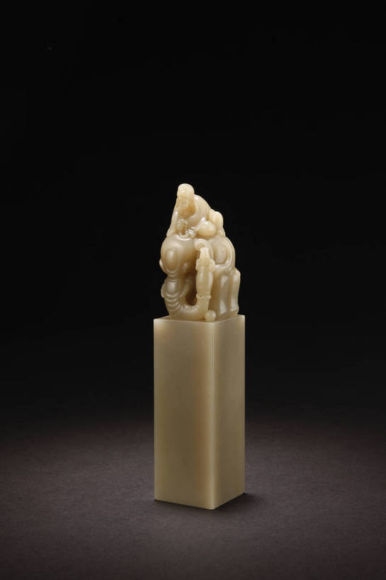 竖图,彩色,室内,白天,静物,玉,北京,中国,风俗,图片,办公用品,艺术品,古典,文化,文物,传统,文具,工艺品,精神,摄影,奢侈品,古董,印章,办公设备,文具用品,玉器,图章,贵重,珍贵,黑背景,古物,文明,中国文化,珍藏,印,签署,精美,玉石,古玩,文化工具,鉴定,古代文明,宝贵,制度,影棚拍摄,保藏,收藏,传统文化,玉印章,bj174