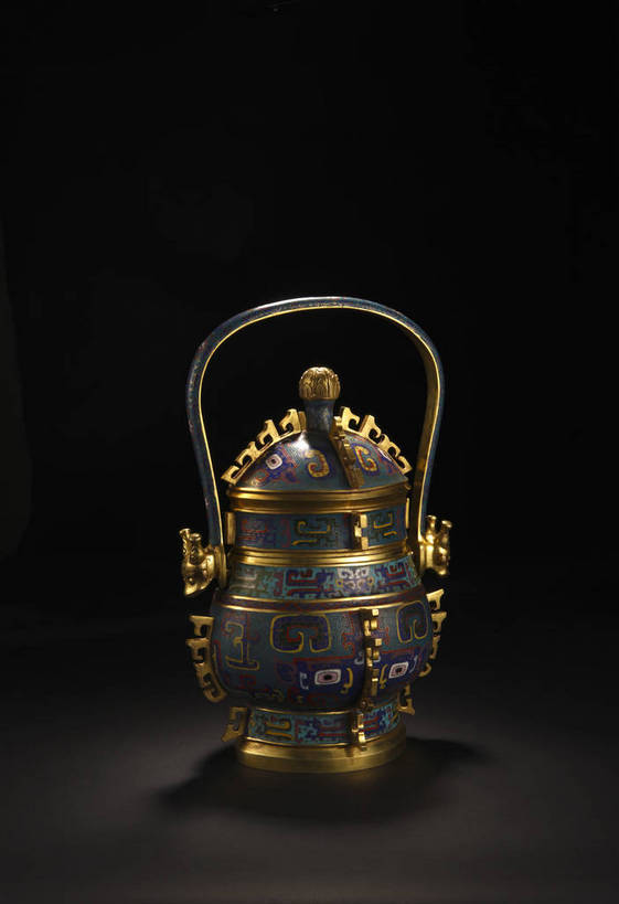 竖图,彩色,室内,白天,奢侈,静物,杯子,珐琅,珠宝,北京,中国,风俗,装饰,镶嵌,矿石,图片,艺术品,古典,文化,文物,传统,鎏金,酒杯,容器,工艺品,精神,摄影,古董,储藏,昂贵,华丽,修饰,点缀,贵重,珍贵,黑背景,宝石,古物,储存,文明,中国文化,坚定,珍藏,精美,古玩,铜器,衬托,美观,雅致,雅观,古代文明,宝贵,制度,搪瓷,景泰蓝,影棚拍摄,保藏,收藏,贮存,传统文化,酒器,提梁卣,卣,bj174