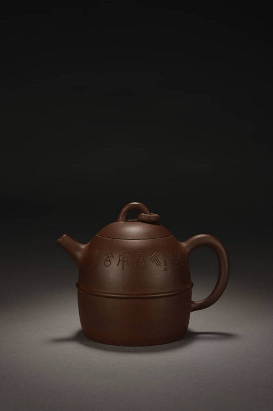 竖图,彩色,室内,白天,静物,北京,中国,风俗,壶,图片,艺术品,古典,文化,文物,传统,茶壶,工艺品,精神,摄影,紫砂壶,古董,珍贵,黑背景,古物,文明,中国文化,珍藏,精美,古玩,紫砂,古代文明,制度,影棚拍摄,保藏,收藏,传统文化,bj174