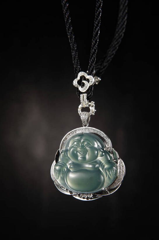 竖图,彩色,室内,白天,静物,玉,北京,中国,风俗,镶嵌,图片,艺术品,古典,文化,文物,钻石,传统,弥勒佛,装饰品,饰品,首饰,工艺品,祈祷,健康,精神,许愿,摄影,宗教,奢侈品,佛教,信仰,古董,祈求,玉器,贵重,珍贵,黑背景,吊坠,古物,文明,中国文化,珍藏,精美,玉石,古玩,布袋和尚,布袋神,弥勒,弥勒菩萨,翡翠,释教,古代文明,宝贵,制度,平安,影棚拍摄,翠玉,翡翠玉,缅甸玉,硬玉,保藏,收藏,传统文化,bj174