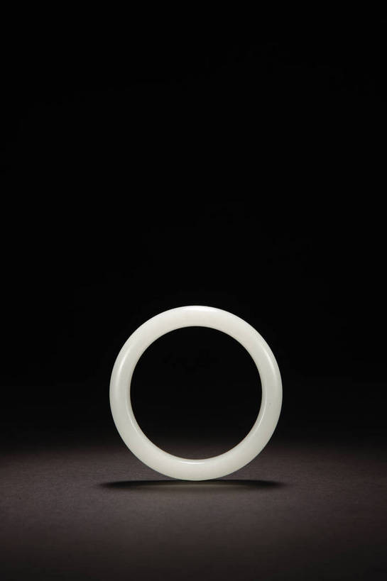 竖图,彩色,室内,白天,静物,玉,雕塑,北京,中国,风俗,艺术,装饰,雕刻,雕像,图片,艺术品,古典,文化,文物,传统,装饰品,饰品,手链,首饰,工艺品,精神,摄影,玉雕,手镯,古董,纪念,美术,珍贵,黑背景,古物,文明,中国文化,主题,珍藏,镯子,精美,陈列,古玩,功能,美学,古代文明,制度,影棚拍摄,保藏,收藏,传统文化,bj174