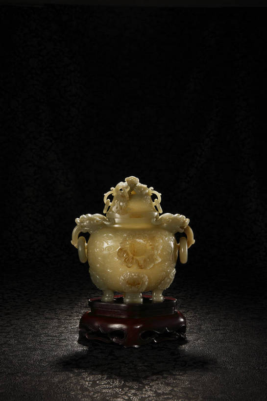 竖图,彩色,室内,白天,静物,玉,雕塑,北京,中国,风俗,艺术,装饰,雕刻,雕像,图片,艺术品,古典,文化,文物,传统,容器,工艺品,精神,摄影,玉雕,炉,古董,纪念,储藏,美术,珍贵,黑背景,古物,储存,文明,中国文化,主题,珍藏,精美,陈列,古玩,功能,美学,古代文明,制度,影棚拍摄,保藏,收藏,贮存,传统文化,三足炉,bj174