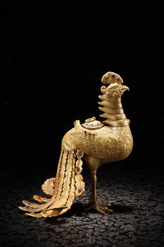 竖图,彩色,室内,白天,幸福,鸟,静物,工艺美术品,北京,中国,风俗,艺术,凤凰,鸟类,图片,艺术品,古典,文化,文物,传统,鎏金,工艺品,和谐,精神,摄影,摆件,古董,工艺,美术,吉祥,珍贵,黑背景,古物,文明,中国文化,珍藏,图腾,精美,古玩,凤,祥瑞,凰,古代文明,制度,丹鸟,鶤鸡,威凤,影棚拍摄,保藏,收藏,传统文化,bj174