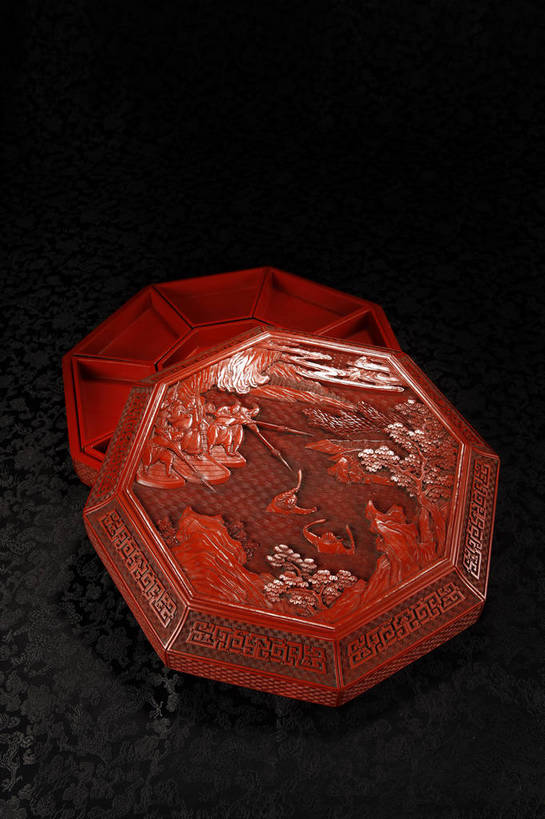 竖图,彩色,室内,白天,静物,漆器,北京,中国,风俗,图片,艺术品,古典,文化,文物,传统,盒子,容器,工艺品,精神,摄影,古董,储藏,盒,珍贵,黑背景,古物,储存,文明,中国文化,珍藏,精美,古玩,古代文明,制度,影棚拍摄,保藏,收藏,贮存,传统文化,漆盒,bj174