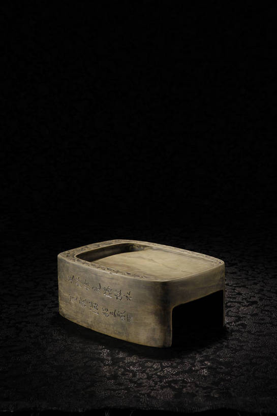 竖图,彩色,室内,白天,成功,静物,北京,中国,花纹,风俗,曲折,弯曲,龙,图片,砚台,办公用品,艺术品,古典,砚,文化,文物,传统,盘旋,文具,学习用品,工艺品,精神,摄影,蜿蜒,古董,文具用品,珍贵,黑背景,古物,高贵,文明,文房四宝,中国文化,珍藏,图腾,回旋,传说,石器,精美,古玩,扭转,盘龙,祥瑞,灵兽,权势,尊荣,古代文明,制度,幸运,影棚拍摄,保藏,夔龙纹,夔纹,纹饰,收藏,传统文化,端砚,bj174