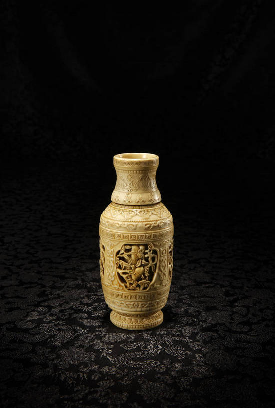 竖图,彩色,室内,白天,静物,玉,雕塑,北京,中国,风俗,艺术,装饰,雕刻,雕像,瓶,图片,艺术品,古典,文化,文物,传统,镂空,瓶子,工艺品,精神,摄影,玉雕,古董,纪念,美术,珍贵,黑背景,古物,文明,中国文化,主题,珍藏,精美,陈列,古玩,功能,美学,象牙雕,象牙雕刻,牙雕,古代文明,制度,影棚拍摄,保藏,收藏,传统文化,bj174