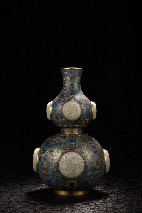 竖图,彩色,室内,白天,静物,花瓶,珐琅,北京,中国,风俗,装饰,瓶,图片,陶瓷,陶瓷制品,艺术品,古典,文化,文物,传统,鎏金,瓶子,工艺品,精神,摄影,古董,华丽,修饰,点缀,珍贵,黑背景,古物,文明,中国文化,珍藏,精美,古玩,铜器,衬托,美观,雅致,雅观,古代文明,制度,搪瓷,景泰蓝,影棚拍摄,保藏,收藏,传统文化,葫芦瓶,bj174