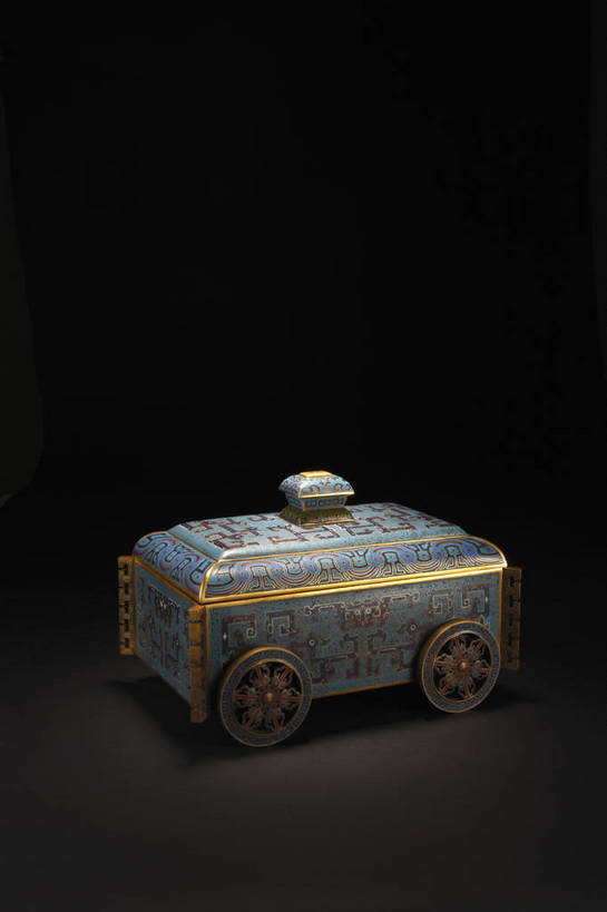 竖图,彩色,室内,白天,静物,珐琅,北京,中国,风俗,装饰,图片,艺术品,古典,文化,文物,传统,盒子,工艺品,精神,摄影,古董,盒,华丽,修饰,点缀,珍贵,黑背景,古物,文明,中国文化,珍藏,精美,古玩,铜器,衬托,美观,雅致,雅观,古代文明,制度,搪瓷,景泰蓝,影棚拍摄,保藏,收藏,传统文化,bj174