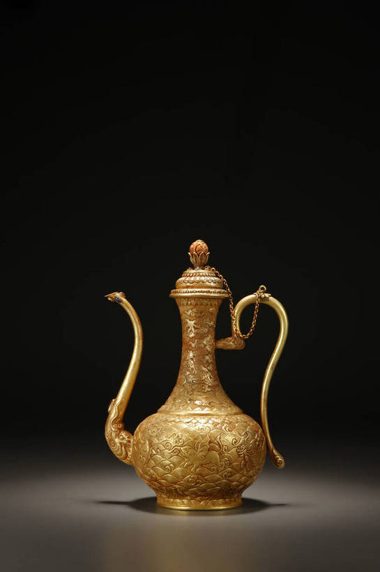 竖图,彩色,室内,白天,静物,北京,中国,花纹,风俗,纹路,壶,图片,纹理,酒壶,艺术品,古典,文化,文物,传统,黄金,鎏金,水纹,容器,工艺品,金色,精神,摄影,古董,储藏,珍贵,黑背景,古物,储存,文明,中国文化,斑纹,珍藏,精美,金器,古玩,肌理,古代文明,制度,影棚拍摄,保藏,收藏,贮存,传统文化,执壶,注壶,注子,波浪纹,波状纹,海水纹,海涛纹,水波纹,bj174