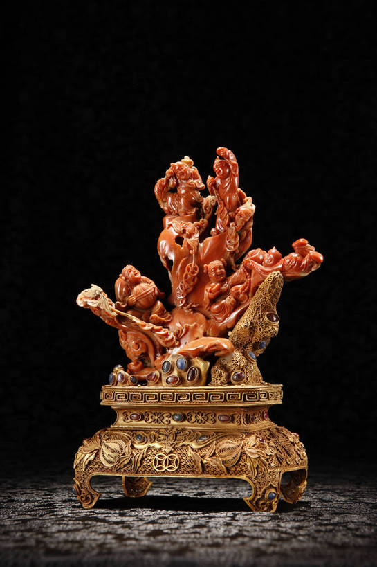 竖图,彩色,室内,白天,奢侈,静物,工艺美术品,北京,中国,花纹,风俗,艺术,纹路,珊瑚,图片,纹理,艺术品,古典,文化,文物,传统,工艺品,精神,摄影,摆件,古董,工艺,昂贵,美术,贵重,珍贵,黑背景,宝石,古物,文明,中国文化,珍藏,精美,古玩,肌理,古代文明,宝贵,制度,有机宝石,影棚拍摄,红珊瑚,保藏,收藏,传统文化,累金,累丝,bj174