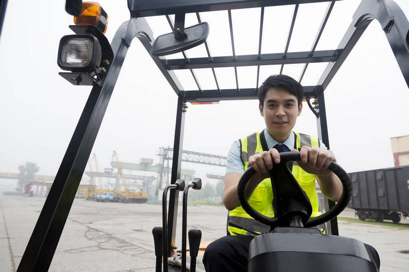东方人,成年人,一个人,工厂,坐,搬运,微笑,横图,彩色,室外,白天,工作服,制服,满意,幸福,骄傲,安全,信心,技术,科技,北京,中国,亚洲,堆积,工作,图片,防护,年轻,仓库,黄种人,现代,货物,车,工人,交通工具,驾驶,行业,职业,健康,机械,工程车,活力,自信,工业,运输,摄影,储藏,搬运工,保护,铲车,存储,厂房,工程,叉车,交易,效率,储存,货运,运送,载具,保险,专业,分配,搬运车,单人,流转,装卸,东亚,操控,物流,保全,周全,安稳,安定,可靠,乐观,交通运输,责任,工作车,产业,单独,平安,认真,男人,男性,年轻男性,亚洲人,中国人,年轻人,半身,商业,工地,贮存,电动叉车,bj174