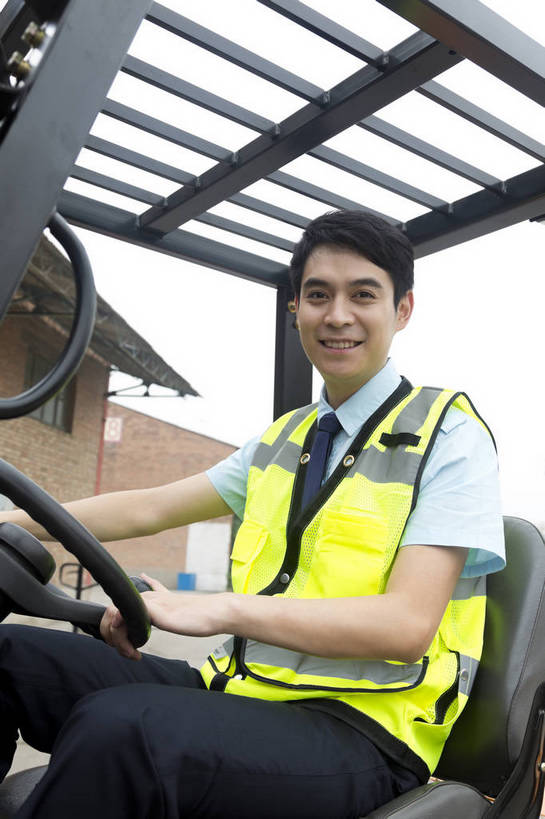 东方人,成年人,一个人,工厂,坐,搬运,微笑,竖图,彩色,室外,白天,工作服,制服,满意,幸福,骄傲,安全,信心,技术,科技,北京,中国,亚洲,堆积,工作,图片,防护,年轻,仓库,黄种人,现代,货物,车,工人,交通工具,驾驶,行业,职业,健康,机械,工程车,活力,自信,工业,运输,摄影,储藏,搬运工,保护,铲车,存储,厂房,工程,叉车,交易,效率,储存,货运,运送,载具,保险,专业,分配,搬运车,单人,流转,装卸,东亚,操控,物流,保全,周全,安稳,安定,可靠,乐观,交通运输,责任,工作车,产业,单独,平安,认真,男人,男性,年轻男性,亚洲人,中国人,年轻人,半身,商业,工地,贮存,电动叉车,bj174
