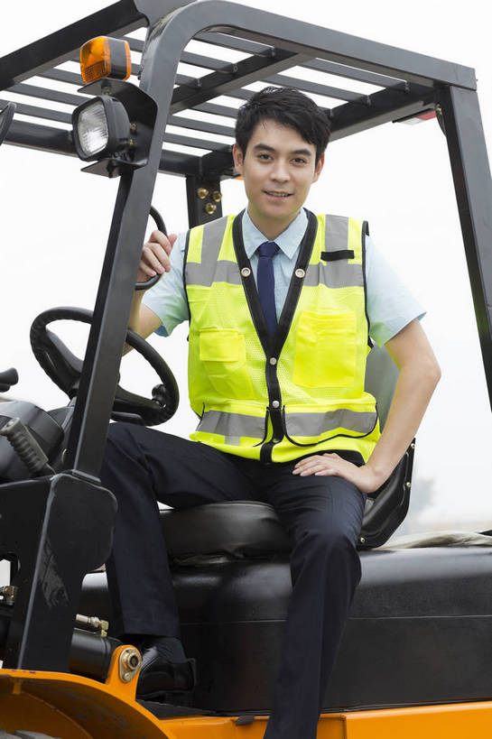 东方人,成年人,一个人,工厂,坐,搬运,微笑,竖图,彩色,室外,白天,工作服,制服,满意,幸福,骄傲,安全,信心,技术,科技,北京,中国,亚洲,堆积,工作,图片,防护,年轻,仓库,黄种人,现代,货物,车,工人,交通工具,驾驶,行业,职业,健康,机械,工程车,活力,自信,工业,运输,摄影,储藏,搬运工,保护,铲车,存储,厂房,工程,叉车,交易,效率,储存,货运,运送,载具,保险,专业,分配,搬运车,单人,流转,装卸,东亚,操控,物流,保全,周全,安稳,安定,可靠,乐观,交通运输,责任,工作车,产业,单独,平安,认真,男人,男性,年轻男性,亚洲人,中国人,年轻人,全身,商业,工地,贮存,电动叉车,bj174