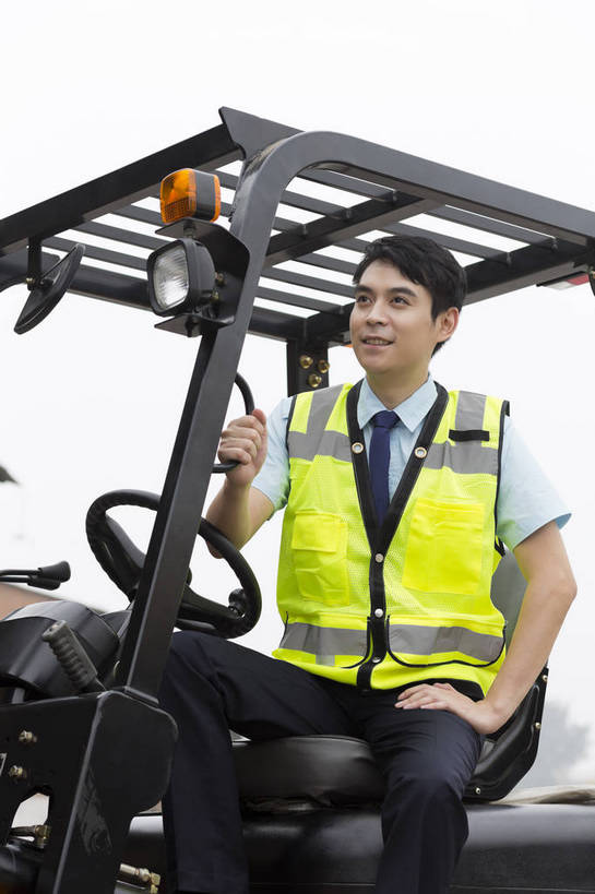 东方人,成年人,一个人,工厂,坐,搬运,微笑,竖图,彩色,室外,白天,工作服,制服,满意,幸福,骄傲,安全,信心,技术,科技,北京,中国,亚洲,堆积,工作,图片,防护,年轻,仓库,黄种人,现代,货物,车,工人,交通工具,驾驶,行业,职业,健康,机械,工程车,活力,自信,工业,运输,摄影,储藏,搬运工,保护,铲车,存储,厂房,工程,叉车,交易,效率,储存,货运,运送,载具,保险,专业,分配,搬运车,单人,流转,装卸,东亚,操控,物流,保全,周全,安稳,安定,可靠,乐观,交通运输,责任,工作车,产业,单独,平安,认真,男人,男性,年轻男性,亚洲人,中国人,年轻人,半身,商业,工地,贮存,电动叉车,bj174