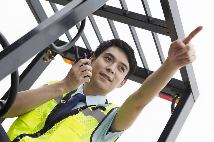 东方人,成年人,一个人,工厂,坐,举,打电话,搬运,横图,彩色,室外,白天,工作服,制服,满意,幸福,骄傲,安全,成功,信心,技术,科技,电话,北京,中国,亚洲,指,堆积,工作,图片,防护,年轻,听,指挥,仓库,指点,黄种人,方向,通讯设备,现代,货物,车,工人,话筒,交通工具,驾驶,手势,托,行业,职业,健康,机械,工程车,电话线,活力,自信,工业,运输,摄影,储藏,搬运工,保护,对讲机,铲车,存储,厂房,工程,叉车,固定电话,交易,指向,未来,效率,成就,储存,货运,运送,载具,对讲,保险,专业,分配,搬运车,单人,流转,装卸,东亚,操控,物流,保全,周全,安稳,安定,可靠,乐观,交通运输,无线电技术,责任,工作车,产业,单独,交流,平安,认真,男人,男性,年轻男性,亚洲人,中国人,年轻人,电话机,沟通,交谈,举起,举手,举着,说话,通话,向上举,向上伸,向上托,半身,商业,工地,展望,贮存,打手势,电动叉车,bj174