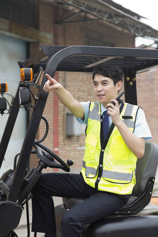 东方人,成年人,一个人,工厂,坐,举,打电话,搬运,竖图,彩色,室外,白天,工作服,制服,满意,幸福,骄傲,安全,成功,信心,技术,科技,电话,北京,中国,亚洲,指,堆积,工作,图片,防护,年轻,听,指挥,仓库,指点,黄种人,方向,通讯设备,现代,货物,车,工人,话筒,交通工具,驾驶,手势,托,行业,职业,健康,机械,工程车,电话线,活力,自信,工业,运输,摄影,储藏,搬运工,保护,对讲机,铲车,存储,厂房,工程,叉车,固定电话,交易,指向,未来,效率,成就,储存,货运,运送,载具,对讲,保险,专业,分配,搬运车,单人,流转,装卸,东亚,操控,物流,保全,周全,安稳,安定,可靠,乐观,交通运输,无线电技术,责任,工作车,产业,单独,交流,平安,认真,男人,男性,年轻男性,亚洲人,中国人,年轻人,电话机,沟通,交谈,举起,举手,举着,说话,通话,向上举,向上伸,向上托,半身,商业,工地,展望,贮存,打手势,电动叉车,bj174