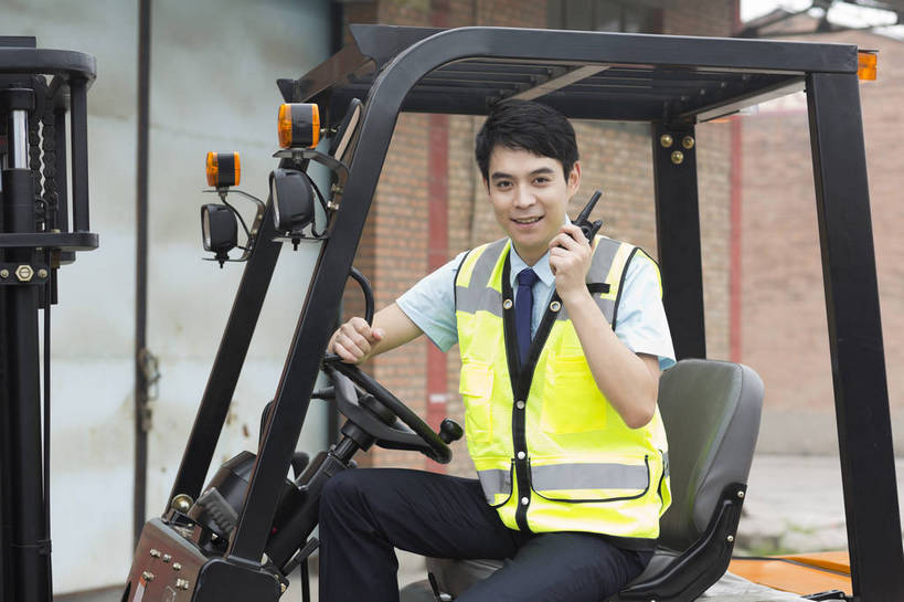 东方人,成年人,一个人,工厂,坐,举,打电话,搬运,横图,彩色,室外,白天,工作服,制服,满意,幸福,骄傲,安全,成功,信心,技术,科技,电话,北京,中国,亚洲,指,堆积,工作,图片,防护,年轻,听,指挥,仓库,指点,黄种人,方向,通讯设备,现代,货物,车,工人,话筒,交通工具,驾驶,手势,托,行业,职业,健康,机械,工程车,电话线,活力,自信,工业,运输,摄影,储藏,搬运工,保护,对讲机,铲车,存储,厂房,工程,叉车,固定电话,交易,指向,未来,效率,成就,储存,货运,运送,载具,对讲,保险,专业,分配,搬运车,单人,流转,装卸,东亚,操控,物流,保全,周全,安稳,安定,可靠,乐观,交通运输,无线电技术,责任,工作车,产业,单独,交流,平安,认真,男人,男性,年轻男性,亚洲人,中国人,年轻人,电话机,沟通,交谈,举起,举手,举着,说话,通话,向上举,向上伸,向上托,半身,商业,工地,展望,贮存,打手势,电动叉车,bj174