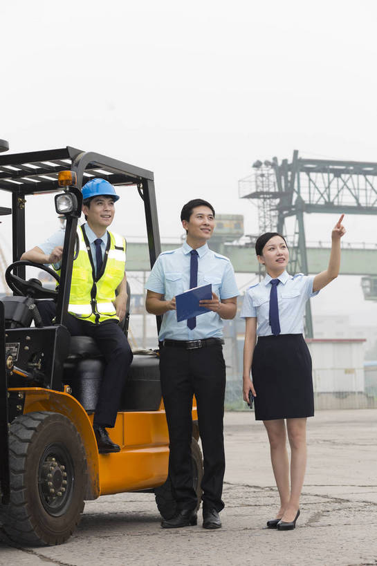 东方人,成年人,三个人,伙伴,工厂,站,坐,举,搬运,微笑,竖图,彩色,室外,白天,工作服,制服,满意,友谊,幸福,骄傲,安全,成功,合作,团队,信心,技术,科技,北京,中国,亚洲,许多,指,堆积,检查,工作,图片,纸箱,防护,很多,年轻,仓库,指点,黄种人,方向,现代,货物,车,工人,交通工具,驾驶,手势,托,行业,职业,健康,机械,工程车,活力,美女,自信,工业,运输,管理员,摄影,储藏,搬运工,保护,铲车,存储,厂房,工程,叉车,交易,指向,未来,效率,成就,储存,货运,运送,同伴,载具,保险,专业,登记,检验,分配,搬运车,流转,装卸,管理人员,东亚,操控,物流,保全,周全,安稳,安定,可靠,乐观,交通运输,搜检,责任,工作车,产业,查察,查抄,检察,审查,管理,交流,平安,认真,友情,男人,男性,年轻男性,年轻女性,女人,女性,亚洲人,中国人,年轻人,沟通,交谈,举起,举手,举着,说话,向上举,向上伸,向上托,半身,商业,工地,展望,贮存,打手势,仓库管理员,库管,电动叉车,bj174