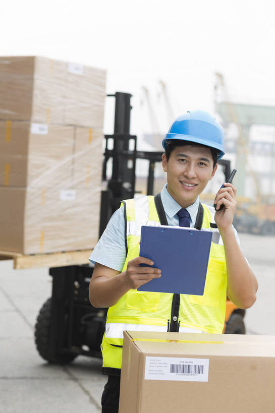 东方人,成年人,一个人,工厂,站,打电话,搬运,微笑,竖图,彩色,室外,白天,工作服,制服,满意,幸福,骄傲,安全,信心,技术,科技,电话,北京,中国,亚洲,堆积,检查,工作,图片,防护,年轻,听,指挥,仓库,黄种人,通讯设备,现代,货物,车,工人,话筒,交通工具,行业,职业,健康,机械,工程车,电话线,活力,自信,工业,运输,管理员,摄影,储藏,搬运工,保护,对讲机,铲车,存储,厂房,控制,工程,叉车,固定电话,交易,效率,储存,货运,运送,载具,对讲,保险,专业,检验,分配,搬运车,单人,流转,装卸,管理人员,东亚,物流,保全,周全,安稳,安定,可靠,乐观,交通运输,搜检,无线电技术,责任,工作车,产业,单独,查察,查抄,检察,审查,管理,交流,平安,认真,男人,男性,年轻男性,亚洲人,中国人,年轻人,电话机,沟通,交谈,说话,通话,半身,商业,工地,贮存,仓库管理员,库管,电动叉车,bj174