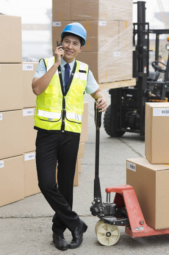 东方人,成年人,一个人,工厂,站,打电话,搬运,微笑,竖图,彩色,室外,白天,工作服,制服,满意,幸福,骄傲,安全,信心,技术,科技,电话,北京,中国,亚洲,堆积,检查,工作,图片,防护,年轻,听,指挥,仓库,黄种人,通讯设备,现代,货物,车,工人,话筒,交通工具,行业,职业,健康,机械,工程车,电话线,活力,自信,工业,运输,管理员,摄影,储藏,搬运工,保护,对讲机,铲车,存储,厂房,控制,工程,叉车,固定电话,交易,效率,储存,货运,运送,载具,对讲,保险,专业,检验,分配,搬运车,单人,流转,装卸,管理人员,东亚,物流,保全,周全,安稳,安定,可靠,乐观,交通运输,搜检,无线电技术,责任,工作车,产业,单独,查察,查抄,检察,审查,管理,交流,平安,认真,男人,男性,年轻男性,亚洲人,中国人,年轻人,电话机,沟通,交谈,说话,通话,全身,商业,工地,贮存,仓库管理员,库管,电动叉车,bj174
