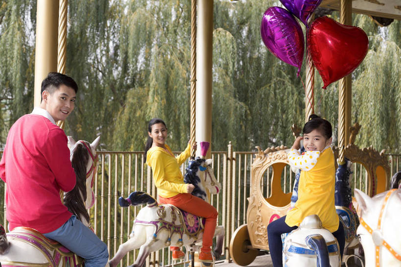 东方人,儿童,成年人,三个人,家庭,父母,母亲,父亲,女儿,公园,游乐园,坐,微笑,横图,彩色,照片,室外,白天,正面,旅游,度假,游戏,快乐,幸福,纯洁,游乐场,玩具,北京,中国,亚洲,图片,塑料,首都,生活,玩,扭头,注视,黄种人,娱乐,小孩,气球,塑料制品,娱乐设施,观察,回头,看,转头,享受,休闲,假日,健康,温暖,温馨,三口之家,一家人,充气玩具,旋转木马,橡胶,放松,积极,可爱,俏皮,童年,童趣,益智,摄影,游乐设施,转身,生活方式,观看,活动,五颜六色,色彩斑斓,和睦,假期,察看,享乐,愉悦,发泄,关注,消遣,娱乐活动,智力,木马,亲情,玩乐,五彩缤纷,户外活动,童真,周末,橡胶制品,东亚,烂漫,无邪,嘉年华,中华人民共和国,北京市,京,北平,华北地区,宣泄,五彩斑斓,乐观,乐园,石景山区,主题公园,游艺设施,自由自在,相亲相爱,五光十色,无忧无虑,亲子,美满,天真,甜蜜,男人,男性,年轻男性,年轻女性,女孩,女人,女性,亚洲人,中国人,孩子,年轻人,休闲活动,玩耍,嬉戏,全身,爱,欢乐,开心,愉快,主题乐园,融洽,女生,爸爸,妈妈,石景山,北京石景山游乐场,石景山路,石景山游乐园,八角游乐园,bj174