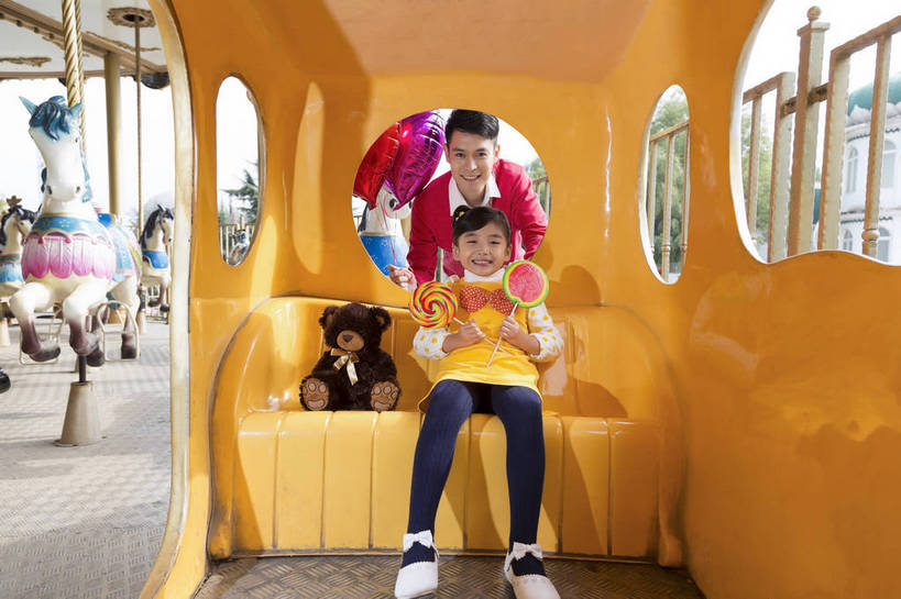 东方人,儿童,成年人,两个人,家庭,父亲,女儿,公园,游乐园,坐,微笑,横图,彩色,照片,室外,白天,正面,旅游,度假,游戏,快乐,幸福,纯洁,游乐场,南瓜,玩具,北京,中国,亚洲,棒棒糖,图片,娃娃,马车,金瓜,食品,糖,糖果,甜点,甜品,首都,生活,玩,注视,黄种人,娱乐,番瓜,车,食物,小孩,玩具熊,娱乐设施,交通工具,甜食,观察,看,享受,休闲,游玩,假日,健康,温暖,温馨,父女,一家人,旋转木马,放松,积极,可爱,俏皮,童年,童趣,摄影,毛绒玩具,游乐设施,生活方式,观看,活动,五颜六色,满足,麦瓜,倭瓜,色彩斑斓,和睦,假期,察看,享乐,愉悦,发泄,关注,消遣,娱乐活动,智力,木马,载具,玩乐,五彩缤纷,户外活动,公仔,童真,周末,东亚,烂漫,无邪,嘉年华,中华人民共和国,北京市,京,北平,华北地区,宣泄,五彩斑斓,乐观,乐园,石景山区,主题公园,游艺设施,自由自在,陪伴,五光十色,无忧无虑,亲子,天真,甜蜜,男人,男性,年轻男性,女孩,女人,女性,亚洲人,中国人,孩子,年轻人,休闲活动,玩耍,嬉戏,坐着,全身,爱,欢乐,开心,愉快,主题乐园,融洽,女生,爸爸,石景山,北京石景山游乐场,石景山路,石景山游乐园,八角游乐园,bj174