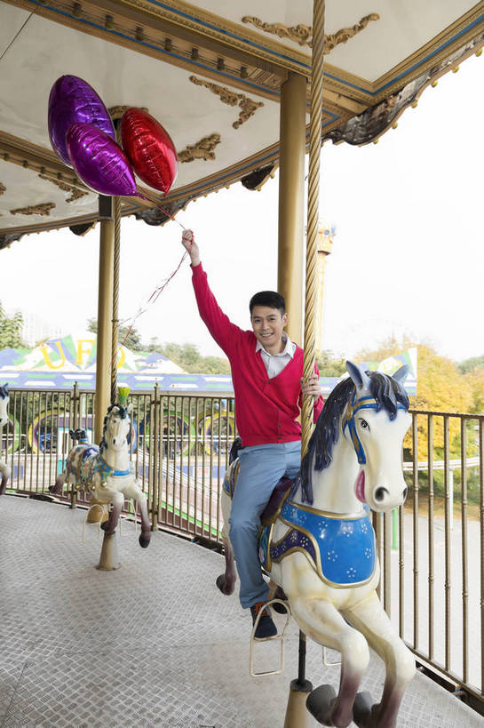 东方人,成年人,一个人,公园,游乐园,坐,微笑,竖图,彩色,照片,室外,白天,正面,旅游,度假,游戏,快乐,幸福,纯洁,游乐场,玩具,北京,中国,亚洲,仅一个男性,图片,塑料,首都,生活,玩,注视,黄种人,娱乐,气球,塑料制品,娱乐设施,观察,看,享受,休闲,游玩,假日,健康,温馨,充气玩具,旋转木马,橡胶,放松,积极,可爱,帅哥,童年,童趣,益智,高举,摄影,游乐设施,生活方式,观看,活动,五颜六色,色彩斑斓,假期,察看,享乐,愉悦,发泄,关注,消遣,娱乐活动,智力,木马,玩乐,五彩缤纷,户外活动,单人,童真,周末,橡胶制品,东亚,烂漫,无邪,嘉年华,中华人民共和国,北京市,京,北平,华北地区,宣泄,五彩斑斓,乐观,乐园,石景山区,主题公园,游艺设施,单独,自由自在,五光十色,无忧无虑,天真,男人,男性,年轻男性,亚洲人,中国人,年轻人,休闲活动,举起,玩耍,嬉戏,全身,欢乐,开心,愉快,主题乐园,石景山,北京石景山游乐场,石景山路,石景山游乐园,八角游乐园,bj174