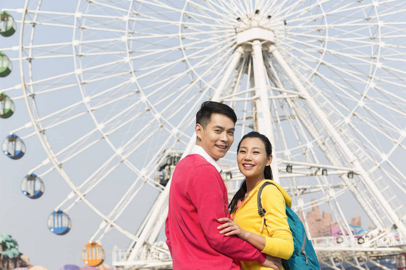 东方人,成年人,两个人,朋友,公园,游乐园,站,抱,微笑,横图,彩色,照片,室外,白天,仰视,爱情,旅游,度假,游戏,快乐,幸福,游乐场,北京,中国,亚洲,图片,摩天轮,首都,浪漫,生活,玩,依靠,注视,黄种人,娱乐,娱乐设施,观察,回眸,回头,看,享受,休闲,假日,健康,温暖,温馨,恩爱,放松,积极,美女,亲密,帅哥,恋人,摄影,游乐设施,转身,生活方式,观看,靠近,活动,和睦,假期,察看,享乐,愉悦,发泄,关注,消遣,娱乐活动,智力,亲近,玩乐,户外活动,顽皮,周末,东亚,大转轮,嘉年华,费里斯大转轮,中华人民共和国,北京市,京,北平,华北地区,回头看,宣泄,乐观,乐园,石景山区,主题公园,游艺设施,无忧无虑,甜蜜,男人,男性,年轻男性,年轻女性,女人,女性,亚洲人,中国人,年轻人,情侣,休闲活动,搂,玩耍,嬉戏,站立,半身,低角度拍摄,爱,欢乐,开心,愉快,主题乐园,伴侣,融洽,石景山,北京石景山游乐场,石景山路,石景山游乐园,八角游乐园,bj174