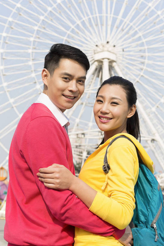 东方人,成年人,两个人,朋友,公园,游乐园,站,抱,微笑,竖图,彩色,照片,室外,白天,仰视,爱情,旅游,度假,游戏,快乐,幸福,游乐场,北京,中国,亚洲,图片,摩天轮,首都,浪漫,生活,玩,依靠,注视,黄种人,娱乐,娱乐设施,观察,回眸,回头,看,享受,休闲,假日,健康,温暖,温馨,恩爱,放松,积极,美女,亲密,帅哥,恋人,摄影,游乐设施,转身,生活方式,观看,靠近,活动,和睦,假期,察看,享乐,愉悦,发泄,关注,消遣,娱乐活动,智力,亲近,玩乐,户外活动,顽皮,周末,东亚,大转轮,嘉年华,费里斯大转轮,中华人民共和国,北京市,京,北平,华北地区,回头看,宣泄,乐观,乐园,石景山区,主题公园,游艺设施,无忧无虑,甜蜜,男人,男性,年轻男性,年轻女性,女人,女性,亚洲人,中国人,年轻人,情侣,休闲活动,搂,玩耍,嬉戏,站立,半身,低角度拍摄,爱,欢乐,开心,愉快,主题乐园,伴侣,融洽,石景山,北京石景山游乐场,石景山路,石景山游乐园,八角游乐园,bj174
