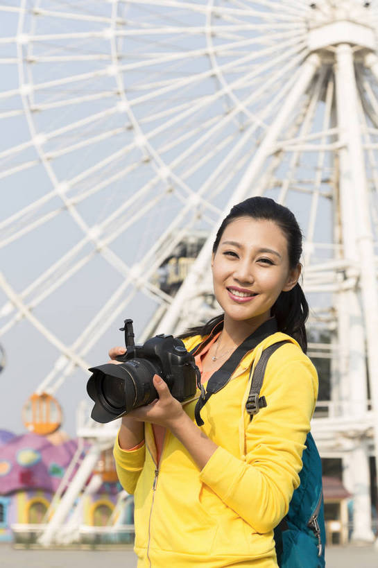 东方人,成年人,一个人,公园,游乐园,站,微笑,竖图,彩色,照片,室外,白天,正面,旅游,度假,游戏,快乐,游乐场,相机,北京,中国,亚洲,仅一个女性,图片,摩天轮,首都,生活,玩,注视,黄种人,娱乐,拍照,娱乐设施,观察,看,享受,休闲,假日,健康,温馨,放松,积极,美女,摄影,游乐设施,生活方式,观看,活动,单反相机,假期,察看,享乐,愉悦,发泄,关注,消遣,娱乐活动,智力,玩乐,户外活动,单人,周末,东亚,摄影器材,大转轮,嘉年华,费里斯大转轮,中华人民共和国,北京市,京,北平,华北地区,宣泄,乐观,乐园,石景山区,主题公园,游艺设施,单独,自由自在,年轻女性,女人,女性,亚洲人,中国人,年轻人,休闲活动,玩耍,嬉戏,站立,半身,欢乐,开心,愉快,拍摄,照相,主题乐园,石景山,北京石景山游乐场,石景山路,石景山游乐园,八角游乐园,bj174