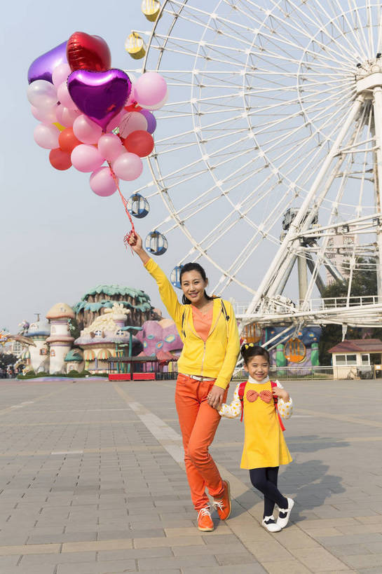 东方人,儿童,成年人,两个人,家庭,母亲,女儿,公园,游乐园,站,微笑,竖图,彩色,照片,室外,白天,正面,旅游,度假,游戏,快乐,幸福,纯洁,游乐场,玩具,北京,中国,亚洲,图片,塑料,摩天轮,首都,生活,玩,注视,黄种人,娱乐,小孩,气球,塑料制品,娱乐设施,观察,看,牵手,享受,休闲,假日,健康,温暖,温馨,母女,一家人,充气玩具,橡胶,放松,积极,可爱,俏皮,童年,童趣,益智,摄影,游乐设施,生活方式,观看,活动,五颜六色,色彩斑斓,和睦,假期,察看,享乐,愉悦,发泄,关注,消遣,娱乐活动,智力,亲情,玩乐,五彩缤纷,户外活动,童真,周末,橡胶制品,东亚,烂漫,无邪,大转轮,嘉年华,费里斯大转轮,中华人民共和国,北京市,京,北平,华北地区,宣泄,五彩斑斓,乐观,乐园,石景山区,主题公园,游艺设施,自由自在,陪伴,相亲相爱,五光十色,无忧无虑,亲子,天真,甜蜜,年轻女性,女孩,女人,女性,亚洲人,中国人,孩子,年轻人,休闲活动,举手,拉手,手拉手,玩耍,嬉戏,站立,全身,爱,欢乐,开心,愉快,主题乐园,融洽,女生,妈妈,石景山,北京石景山游乐场,石景山路,石景山游乐园,八角游乐园,bj174