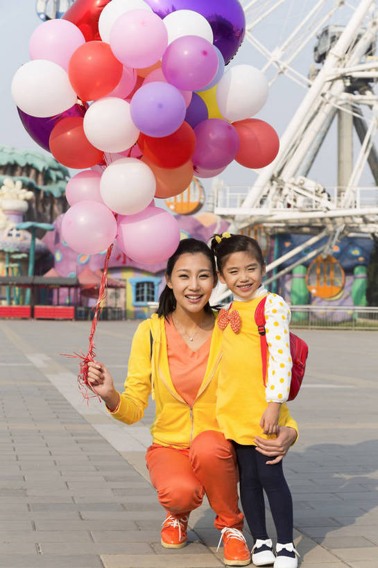 东方人,儿童,成年人,两个人,家庭,母亲,女儿,公园,游乐园,蹲,抱,微笑,竖图,彩色,照片,室外,白天,正面,旅游,度假,游戏,快乐,幸福,纯洁,游乐场,玩具,北京,中国,亚洲,图片,塑料,摩天轮,首都,生活,玩,依靠,注视,黄种人,娱乐,小孩,气球,塑料制品,娱乐设施,观察,看,享受,休闲,假日,健康,温暖,温馨,母女,一家人,充气玩具,橡胶,放松,积极,可爱,俏皮,亲密,童年,童趣,益智,摄影,游乐设施,生活方式,观看,靠近,活动,五颜六色,色彩斑斓,和睦,假期,察看,享乐,愉悦,发泄,关注,消遣,娱乐活动,智力,亲近,亲情,玩乐,五彩缤纷,户外活动,童真,周末,橡胶制品,东亚,烂漫,无邪,大转轮,嘉年华,费里斯大转轮,中华人民共和国,北京市,京,北平,华北地区,宣泄,五彩斑斓,乐观,乐园,石景山区,主题公园,游艺设施,自由自在,陪伴,相亲相爱,五光十色,无忧无虑,亲子,天真,甜蜜,年轻女性,女孩,女人,女性,亚洲人,中国人,孩子,年轻人,休闲活动,搂,玩耍,嬉戏,全身,爱,欢乐,开心,愉快,主题乐园,融洽,女生,妈妈,石景山,北京石景山游乐场,石景山路,石景山游乐园,八角游乐园,bj174