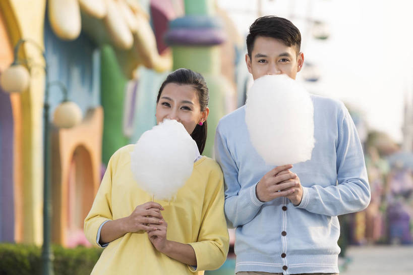 东方人,成年人,两个人,朋友,公园,游乐园,家,站,吃,微笑,横图,彩色,照片,室外,白天,正面,爱情,旅游,度假,快乐,童话故事,幸福,纯洁,建筑,游乐场,北京,中国,亚洲,遮脸,图片,堡垒,城堡,房屋,屋子,食品,糖,糖果,甜点,甜品,软糖,首都,浪漫,生活,注视,黄种人,娱乐,棉花糖,楼房,住宅,食物,甜食,观察,看,张嘴,享受,休闲,假日,健康,温暖,温馨,童话世界,恩爱,放松,可爱,美女,帅哥,童年,童趣,恋人,摄影,生活方式,观看,和睦,假期,察看,享乐,愉悦,要塞,关注,娱乐活动,玩乐,户外活动,张大嘴巴,童真,周末,东亚,烂漫,无邪,嘉年华,中华人民共和国,北京市,京,北平,华北地区,乐观,乐园,石景山区,主题公园,陪伴,设防,无忧无虑,美满,天真,甜蜜,童话,男人,男性,年轻男性,年轻女性,女人,女性,亚洲人,中国人,年轻人,情侣,张开嘴,休闲活动,嚼,食,站立,半身,彩图,爱,欢乐,开心,愉快,房子,主题乐园,伴侣,融洽,石景山,北京石景山游乐场,石景山路,石景山游乐园,八角游乐园,bj174