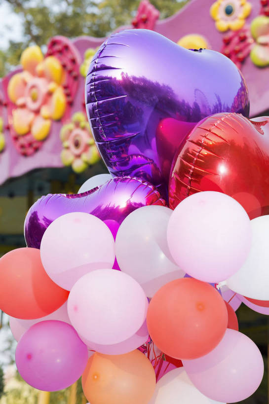 无人,公园,游乐园,竖图,彩色,照片,室外,白天,正面,游戏,快乐,幸福,游乐场,玩具,一把,节日,爱心,庆祝,装饰,鲜艳,图片,塑料,玩,文化,娱乐,气球,塑料制品,多个,庆典,休闲,温馨,充气玩具,橡胶,放松,可爱,狂欢,童年,益智,摄影,活动,纪念,五颜六色,华丽,修饰,色彩斑斓,点缀,愉悦,发泄,消遣,娱乐活动,智力,玩乐,五彩缤纷,用品,童真,周末,橡胶制品,嘉年华,宣泄,衬托,美观,雅致,雅观,五彩斑斓,乐观,乐园,主题公园,绚丽,五光十色,玩耍,嬉戏,欢乐,开心,愉快,主题乐园,bj174