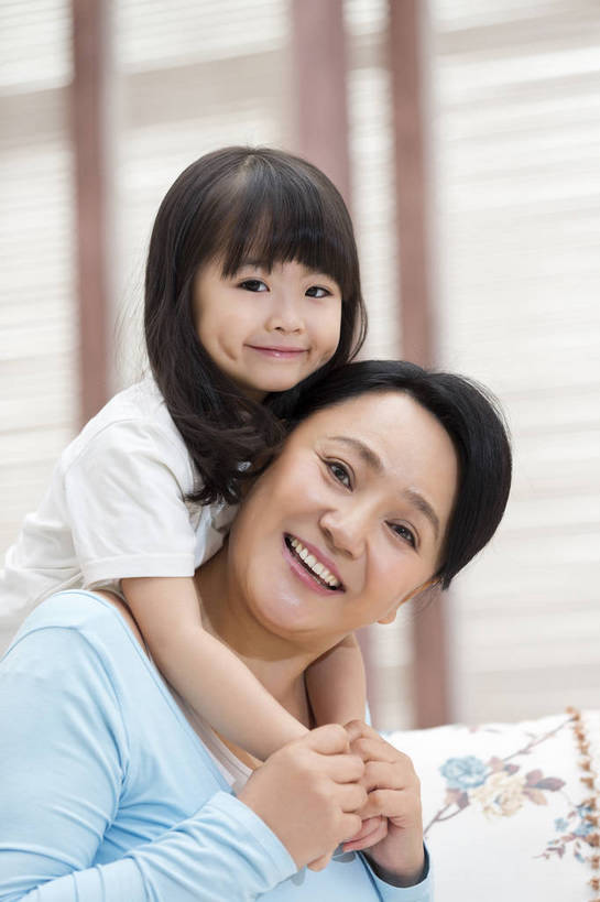 东方人,儿童,中年人,老年人,两个人,家庭,祖父母,祖母,客厅,坐,微笑,竖图,彩色,照片,室内,白天,游戏,快乐,幸福,窗户,北京,日光,中国,亚洲,睡衣,图片,百叶窗,房屋,年轻,玩,依靠,注视,休闲装,黄种人,娱乐,小孩,小女孩,背着,观察,看,趴着,休闲,温暖,温馨,一家人,放松,亲密,童年,童趣,摄影,生活方式,奶奶,成长,观看,靠近,活动,祖孙,和睦,察看,起居室,舒适,住房,享乐,愉悦,发泄,关爱,关注,清新,消遣,智力,亲近,亲情,房地产,玩乐,家居服,顽皮,布艺沙发,东亚,陪同,外婆,宣泄,乐观,陪伴,无忧无虑,天真,老年女性,女孩,女人,女性,亚洲人,中国人,孩子,孙女,搂抱,趴,玩耍,嬉戏,半身,爱,欢乐,开心,愉快,融洽,女生,挨着,伴随,bj174