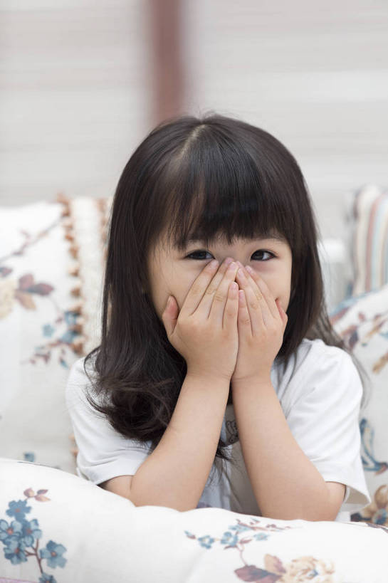 东方人,儿童,一个人,家庭,客厅,坐,微笑,竖图,彩色,照片,室内,特写,白天,快乐,幸福,纯洁,靠垫,北京,日光,中国,亚洲,仅一个人,睡衣,图片,房屋,注视,休闲装,黄种人,小孩,小女孩,抱枕,观察,看,休闲,温暖,温馨,一家人,放松,童年,童趣,遮,遮掩,摄影,生活方式,观看,和睦,察看,起居室,掩盖,舒适,住房,享乐,遮挡,愉悦,关注,清新,房地产,玩乐,单纯,家居服,顽皮,单人,布艺沙发,东亚,遮盖,掩饰,乐观,单独,自由自在,无忧无虑,天真,女孩,女人,女性,亚洲人,中国人,孩子,玩耍,欢乐,开心,愉快,融洽,女生,bj174