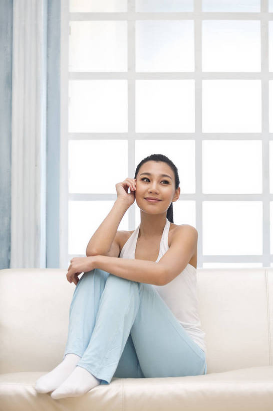 东方人,成年人,一个人,家庭,客厅,坐,微笑,竖图,彩色,照片,室内,白天,化妆,美容,快乐,幸福,美景,窗户,北京,日光,中国,亚洲,抱腿,护肤,睡衣,背心,图片,房屋,景观,清晨,美丽,休闲装,黄种人,干净,一个,白色,自然,曲腿,保养,享受,休息,休闲,健康,思考,温暖,温馨,一家人,景色,安静,放松,活力,美女,凝视,保健,养生,摄影,生活方式,单个,清爽,优雅,宁静,和睦,起居室,舒适,住房,遐想,愉悦,关爱,清新,自然风光,家居服,温柔,单人,想象,布艺沙发,东亚,憧憬,纯净,养颜,乐观,单独,气息,完美,单手托腮,年轻女性,女人,女性,亚洲人,中国人,年轻人,全身,爱,愉快,SPA美容,魅力,融洽,浅蓝色,bj174