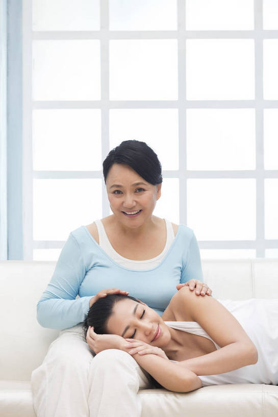 东方人,成年人,中年人,老年人,两个人,家庭,父母,母亲,女儿,客厅,躺,摸,微笑,竖图,照片,室内,白天,快乐,幸福,美景,窗户,北京,日光,中国,母亲节,亚洲,抚摸,睡衣,背心,图片,房屋,景观,清晨,美丽,年轻,依靠,依偎,休闲装,黄种人,干净,自然,休息,休闲,健康,温暖,温馨,母女,一家人,景色,放松,活力,美女,母爱,亲密,生活方式,靠近,清爽,呵护,疼爱,睡眠,和睦,起居室,舒适,住房,享乐,愉悦,关爱,清新,亲近,自然风光,房地产,家居服,温柔,布艺沙发,东亚,纯净,爱抚,陪同,感恩,乐观,陪伴,无忧无虑,卧着,老年女性,年轻女性,女人,女性,亚洲人,中国人,年轻人,闭着眼睛,触摸,接触,睡觉,躺着,卧,半身,爱,开心,深情,愉快,融洽,浅蓝色,妈妈,伴随,bj174