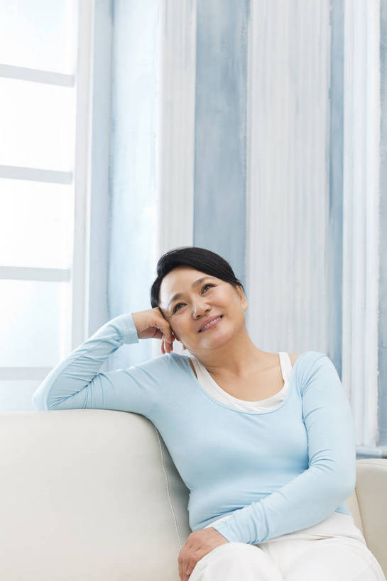 东方人,成年人,中年人,老年人,一个人,家庭,客厅,坐,微笑,竖图,彩色,照片,室内,白天,化妆,美容,快乐,幸福,美景,窗户,北京,日光,中国,亚洲,护肤,睡衣,图片,房屋,景观,清晨,美丽,依靠,休闲装,黄种人,干净,一个,自然,保养,享受,休息,休闲,健康,思考,温暖,温馨,一家人,景色,安静,放松,活力,保健,养生,摄影,生活方式,单个,清爽,优雅,宁静,和睦,起居室,舒适,住房,遐想,愉悦,关爱,清新,自然风光,家居服,温柔,单人,想象,布艺沙发,东亚,憧憬,纯净,养颜,乐观,单独,气息,完美,单手托腮,老年女性,女人,女性,亚洲人,中国人,抬头,半身,爱,愉快,SPA美容,魅力,融洽,浅蓝色,bj174