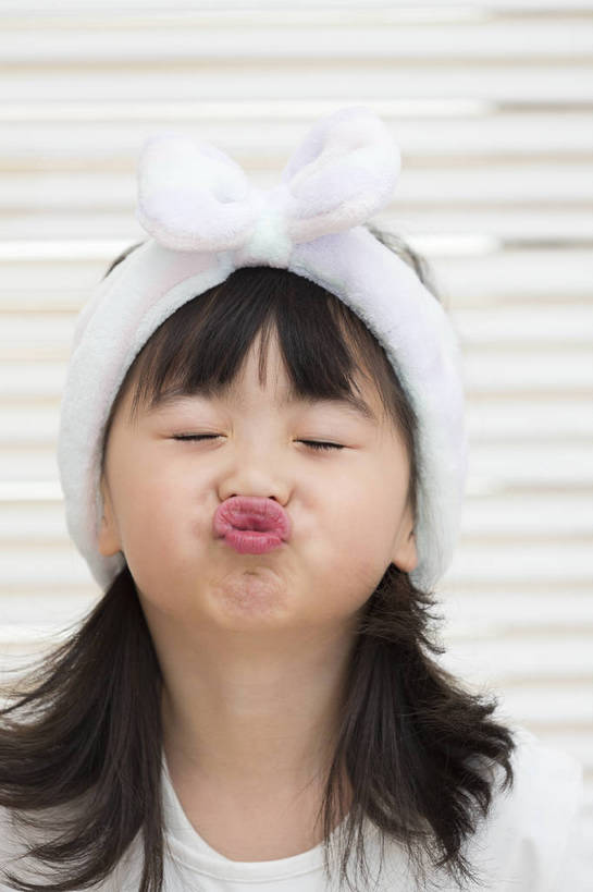 东方人,儿童,一个人,家庭,站,竖图,彩色,照片,室内,特写,白天,快乐,纯洁,美景,窗户,北京,日光,中国,亚洲,仅一个人,护肤,睡衣,天然,背心,图片,百叶窗,景观,清晨,教育,休闲装,黄种人,干净,发带,小孩,小女孩,白色,自然,发箍,嘟嘴,清洁,休闲,健康,温暖,温馨,鬼脸,一家人,撅嘴,景色,放松,搞怪,活力,可爱,夸张,童年,童趣,摄影,生活方式,清爽,和睦,享乐,愉悦,清新,自然风光,单纯,家居服,顽皮,单人,东亚,纯净,乐观,单独,夸大,无忧无虑,聪明,天真,女孩,女人,女性,亚洲人,中国人,孩子,长发,直发,闭着眼睛,开心,愉快,融洽,女生,bj174