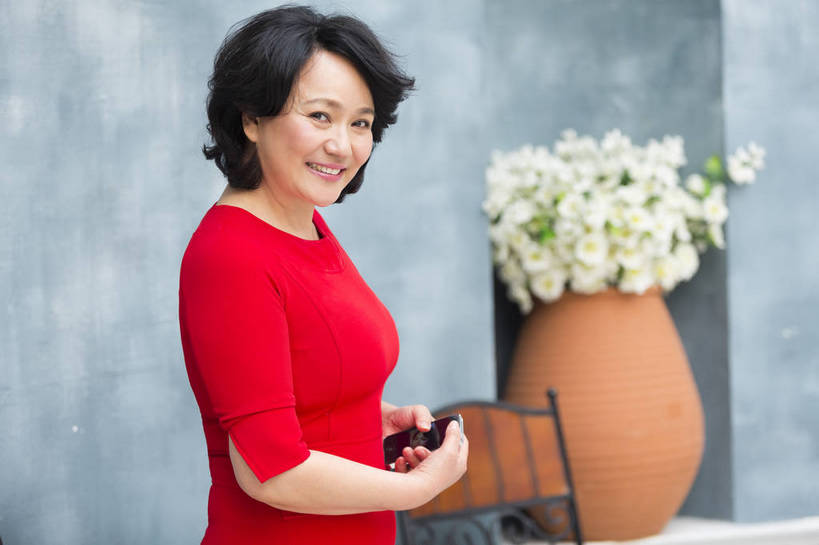 东方人,成年人,中年人,老年人,头发,一个人,客厅,站,笑,微笑,露齿笑,横图,彩色,照片,室内,白天,美容,快乐,幸福,花瓶,北京,日光,中国,亚洲,连衣裙,图片,房屋,美丽,年轻,注视,黄种人,一个,红色,观察,看,保养,休闲,健康,放松,活力,自信,养生,摄影,转身,生活方式,单个,观看,优雅,假期,察看,姿态,起居室,毛发,舒适,优美,愉悦,关爱,关注,温柔,单人,周末,东亚,回眸一笑,乐观,单独,气息,完美,老年女性,女人,女性,亚洲人,中国人,卷发,半身,愉快,魅力,短发,bj174