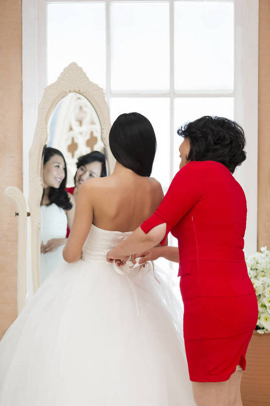 东方人,成年人,中年人,老年人,头发,两个人,父母,母亲,女儿,新娘,站,微笑,竖图,彩色,照片,室内,白天,婚纱,晚礼服,婚礼,快乐,幸福,窗户,卧室,北京,日光,中国,亚洲,准备,连衣裙,服装,正装,庆祝,图片,结婚,浪漫,美丽,黄种人,穿,红色,庆典,喜庆,母女,美女,母爱,摄影,纪念,优雅,对视,呵护,疼爱,协助,喜悦,后背,毛发,优美,衣着,愉悦,关爱,亲情,喜事,调整,温柔,婚姻,婚庆,东亚,陪同,新婚,感恩,情感,陪伴,完美,老年女性,年轻女性,女人,女性,亚洲人,中国人,年轻人,长发,卷发,半身,婚礼服,礼服,爱,高兴,深情,愉快,魅力,短发,妈妈,伴随,bj174