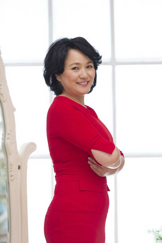 东方人,成年人,中年人,老年人,头发,一个人,站,双手交叉,微笑,竖图,彩色,照片,室外,白天,美容,快乐,幸福,窗户,镜子,卧室,北京,日光,中国,亚洲,连衣裙,反射,图片,美丽,年轻,注视,黄种人,一个,红色,观察,看,保养,休闲,健康,放松,活力,自信,抱胸,养生,摄影,生活方式,单个,观看,优雅,假期,察看,姿态,毛发,舒适,优美,愉悦,关爱,关注,温柔,单人,周末,东亚,回眸一笑,乐观,单独,气息,完美,老年女性,女人,女性,亚洲人,中国人,卷发,半身,愉快,魅力,短发,bj174