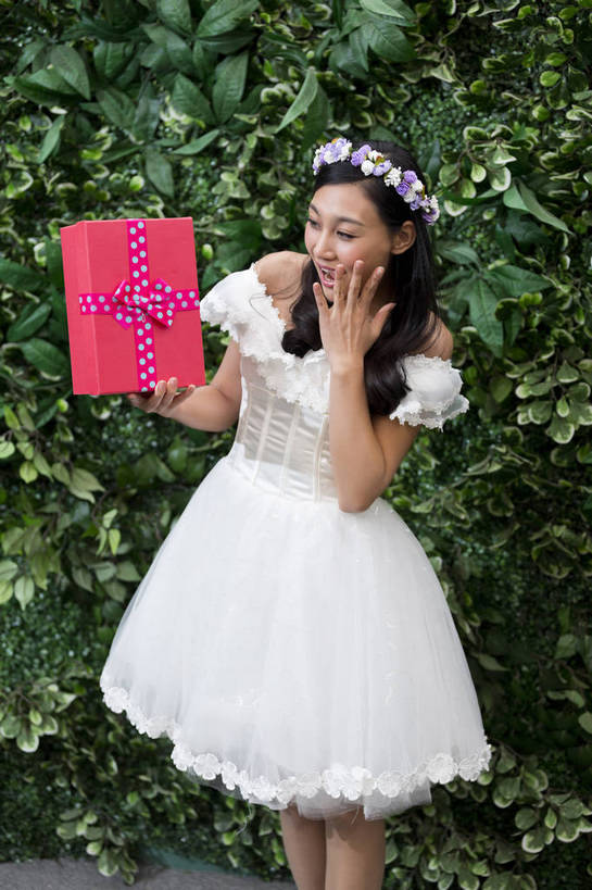 东方人,儿童,成年人,头发,一个人,公园,花园,站,竖图,彩色,照片,室外,白天,婚纱,快乐,兴奋,幸福,草地,草坪,植物,礼盒,礼物,北京,日光,中国,亚洲,仅一个人,连衣裙,节日,惊讶,花环,图片,浪漫,拿着,黄种人,草,小孩,绿色,礼品盒,张嘴,休闲,温暖,温馨,惊喜,可爱,美女,童趣,遮,遮掩,短裙,摄影,生活方式,抱着,清爽,伴娘,甜美,毛发,掩盖,享乐,遮挡,愉悦,清新,单人,促销,张大嘴巴,东亚,遮盖,纱裙,掩饰,单独,树篱,天真,年轻女性,女人,女性,亚洲人,中国人,孩子,年轻人,长发,卷发,张开嘴,半身,礼服,爱,开心,愉快,bj174