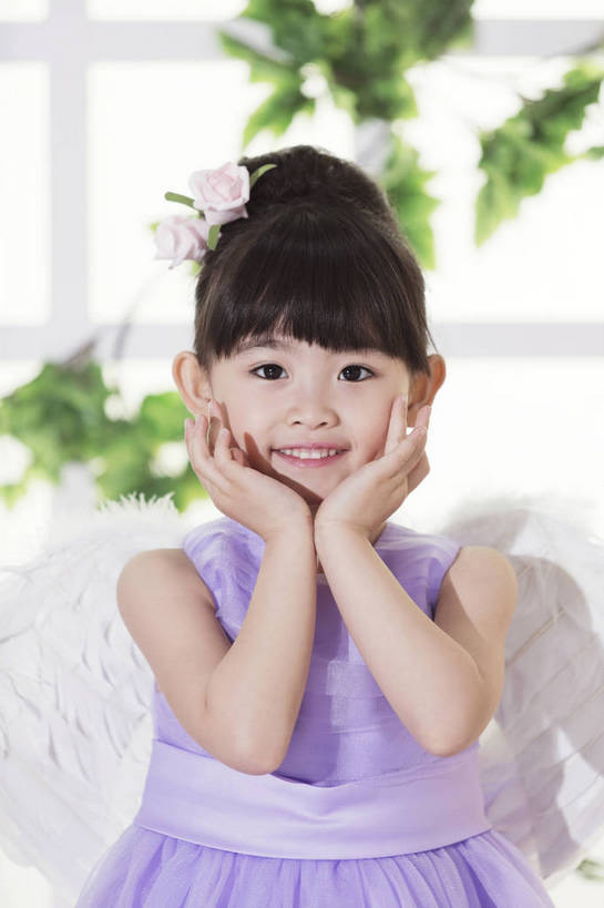 东方人,儿童,一个人,站,微笑,竖图,彩色,照片,室内,白天,快乐,幸福,草地,草坪,植物,窗户,羽毛,北京,日光,中国,亚洲,仅一个人,表演,连衣裙,正装,翅膀,图片,浪漫,注视,黄种人,草,小孩,小女孩,绿色,藤蔓,观察,看,手势,温馨,活力,可爱,童年,童趣,摄影,小天使,成长,观看,清爽,盘发,察看,愉悦,关注,清新,单纯,单人,东亚,纯真,纱裙,纯净,单独,无忧无虑,天真,女孩,女人,女性,亚洲人,中国人,孩子,半身,礼服,爱,开心,愉快,女生,bj174