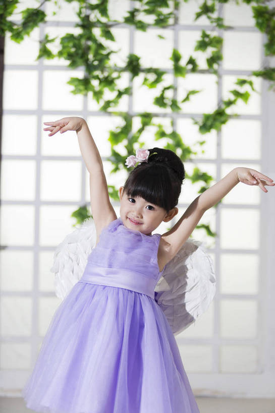 东方人,儿童,一个人,站,微笑,竖图,彩色,照片,室内,白天,快乐,幸福,草地,草坪,植物,窗户,羽毛,北京,日光,中国,亚洲,仅一个人,表演,飞翔,连衣裙,正装,翅膀,图片,浪漫,注视,黄种人,飞,草,小孩,小女孩,绿色,藤蔓,观察,看,手势,温馨,活力,可爱,童年,童趣,摄影,小天使,成长,观看,清爽,盘发,察看,愉悦,关注,清新,单纯,单人,东亚,纯真,纱裙,纯净,单独,无忧无虑,天真,女孩,女人,女性,亚洲人,中国人,孩子,张开双臂,半身,礼服,爱,开心,愉快,女生,bj174