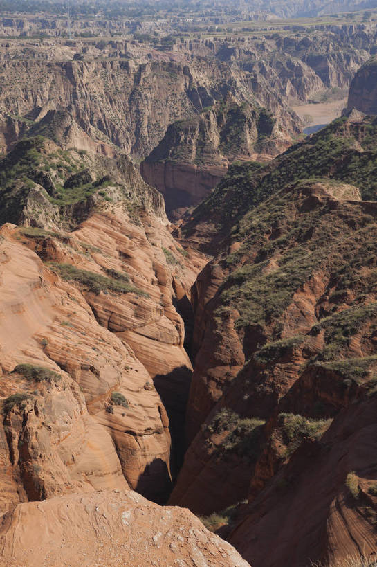 无人,竖图,全景,室外,白天,正面,旅游,度假,美景,山,山脉,峡谷,日光,中国,亚洲,壮观,地形,景点,景观,山路,娱乐,东方,红色,风景,自然,享受,休闲,景色,放松,幻想,摄影,风光,干旱,自然风光,神奇,外景,东亚,地貌,丹霞地貌,陕西,陕西省,出色,杰出,卓越,奇妙,中华人民共和国,西北地区,陕,榆林,榆林市,独特,地质学,波浪谷,彩图,旅行,地势,靖边,靖边县,bj174