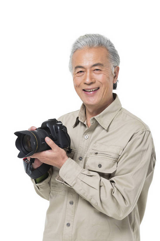 东方人,成年人,老年人,头发,一个人,摄影师,站,微笑,竖图,彩色,照片,白色背景,旅游,度假,快乐,幸福,秋季,北京,中国,亚洲,游客,服装,节日,庆祝,图片,年轻,生活,注视,休闲装,黄种人,文化,娱乐,一个,拍照,衣服,白色,春季,观察,看,郊游,庆典,休闲,游玩,健康,休闲服,放松,活力,精神,乐趣,自信,摄影,服饰,生活方式,单个,观看,纪念,单反相机,假期,察看,退休,享乐,愉悦,关注,娱乐活动,爱好,玩乐,户外运动,单人,周末,东亚,摄影器材,重阳节,乐观,单独,无忧无虑,老年男性,男人,男性,亚洲人,中国人,照相机,半身,影棚拍摄,旅行,欢乐,开心,愉快,拍摄,照相,登高节,老年节,运动装,bj174