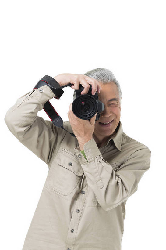 东方人,成年人,老年人,头发,一个人,摄影师,蹲,微笑,竖图,彩色,照片,白色背景,旅游,度假,快乐,幸福,秋季,北京,中国,亚洲,游客,服装,节日,庆祝,图片,年轻,生活,注视,休闲装,黄种人,文化,娱乐,一个,拍照,衣服,白色,春季,观察,看,郊游,庆典,休闲,游玩,健康,休闲服,放松,活力,精神,乐趣,自信,摄影,服饰,生活方式,单个,观看,纪念,单反相机,假期,察看,退休,享乐,愉悦,关注,娱乐活动,爱好,玩乐,户外运动,单人,周末,东亚,摄影器材,重阳节,乐观,单独,无忧无虑,老年男性,男人,男性,亚洲人,中国人,照相机,半身,影棚拍摄,旅行,欢乐,开心,愉快,拍摄,照相,登高节,老年节,运动装,bj174